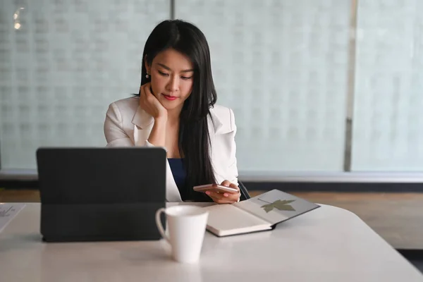 Mujer Negocios Segura Sentada Lugar Trabajo Sosteniendo Teléfono Inteligente — Foto de Stock