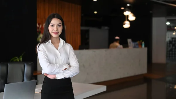 Empresária Confiante Com Braços Cruzados Sala Escritório Moderna — Fotografia de Stock