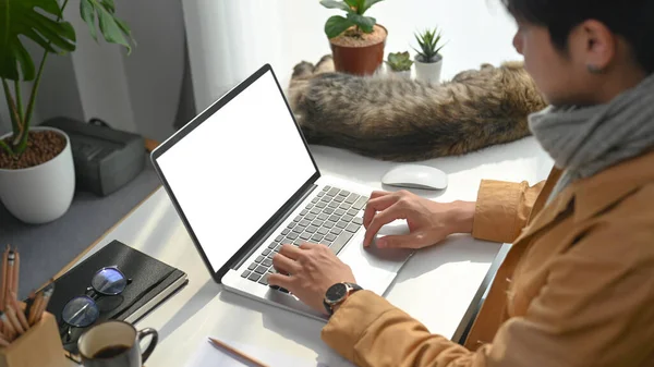 Widok Boku Człowieka Freelancer Pracy Laptopie Komputera Podczas Siedzenia Kotem — Zdjęcie stockowe