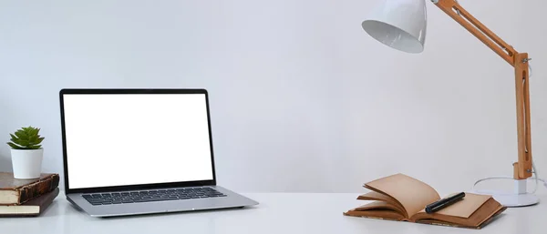 Mínimo Lugar Trabajo Con Maqueta Ordenador Portátil Planta Libro Lámpara — Foto de Stock