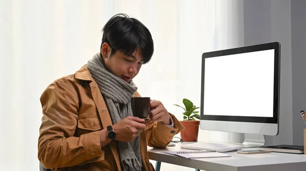 Attraente Giovane Uomo Possesso Tazza Bere Seduto Davanti Computer Casa — Foto Stock