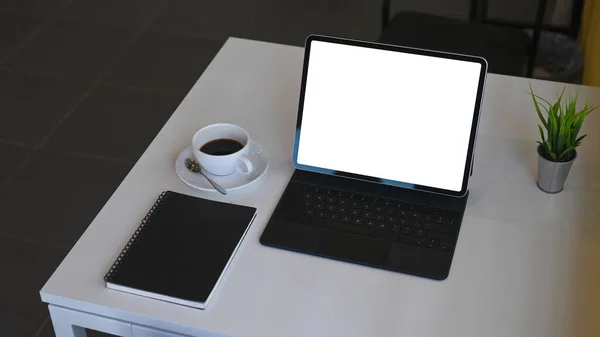 Simular Tableta Digital Con Teclado Inalámbrico Taza Café Portátil Planta —  Fotos de Stock