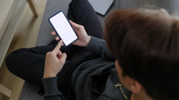 Kopfschuss Von Mann Der Mit Gekreuzten Beinen Auf Sofa Sitzt — Stockfoto