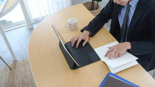 Geschäftsmann Sucht Informationen Über Notebook Und Arbeit Mit Tablet Computer — Stockfoto