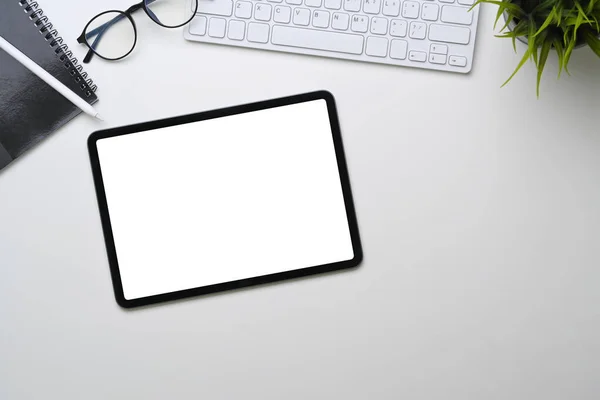 Beyaz Ofis Masasında Boş Ekranı Olan Dijital Tablet Görünümünün Üstünde — Stok fotoğraf