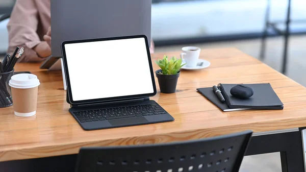 Tableta Ordenador Con Pantalla Blanca Taza Café Portátil Sobre Mesa — Foto de Stock