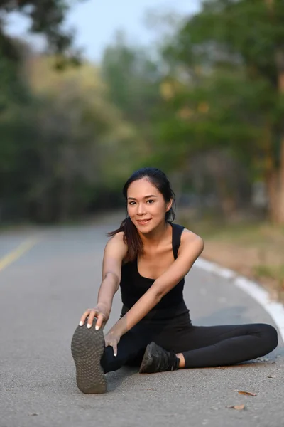 Fitness Γυναίκα Τεντώνει Σώμα Της Πριν Προπόνηση Γυμναστήριο Στο Πάρκο — Φωτογραφία Αρχείου