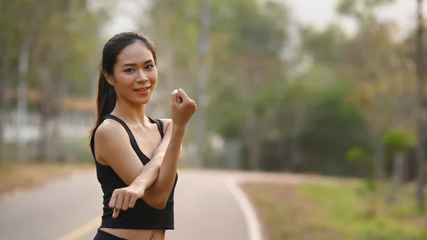 Fitness Vrouw Opwarmen Voor Het Joggen Het Park — Stockfoto