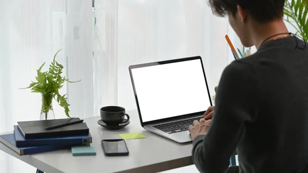 Rückansicht Des Jungen Mannes Freiberufler Sitzt Bequemen Home Office Und — Stockfoto