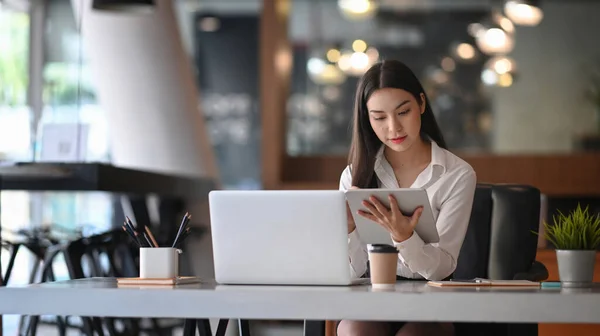 Imprenditrice Che Lavora Con Computer Portatile Cerca Informazioni Tablet Digitale — Foto Stock