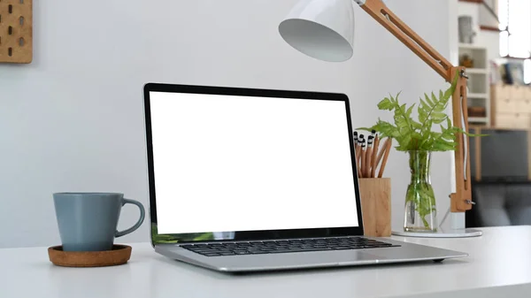 Mock Laptop Computador Com Tela Branco Copo Café Lápis Titular — Fotografia de Stock