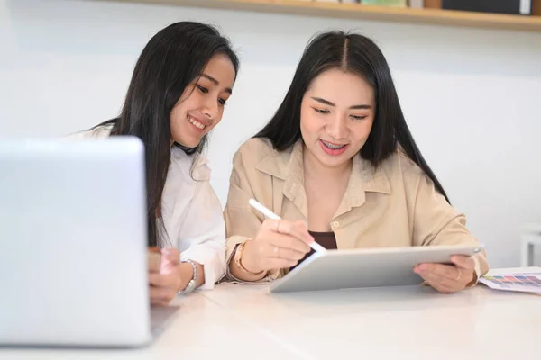 Jonge Vrouw Delen Ideeën Startup Business Plan Met Haar Collega — Stockfoto