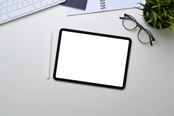 Ψηφιακή Κενή Οθόνη Tablet Στον Πίνακα Χώρου Εργασίας — Φωτογραφία Αρχείου