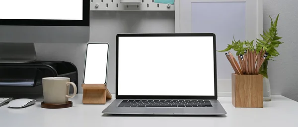 智能电话 笔记本电脑和电脑个人电脑在白桌子上的现代工作场所的横向图像 — 图库照片