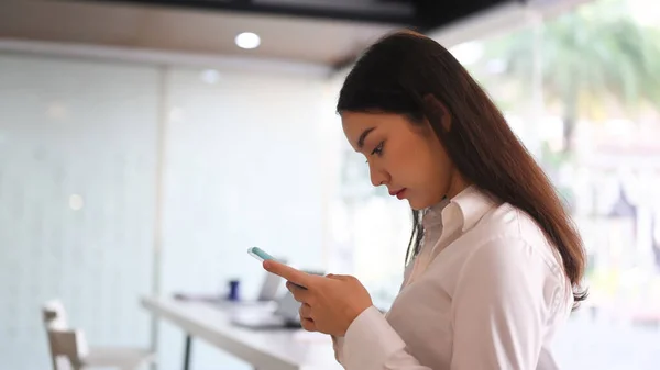 Vista Laterale Della Giovane Donna Impiegato Che Utilizza Telefono Cellulare — Foto Stock