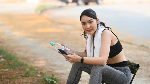 Sportkvinna Som Använder Mobiltelefon Och Tar Paus Efter Träning Parken — Stockfoto