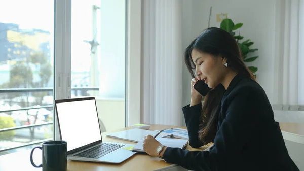 Photo Beautiful Businesswoman Using Smartphone Calling Someone While Sitting Front — Foto de Stock