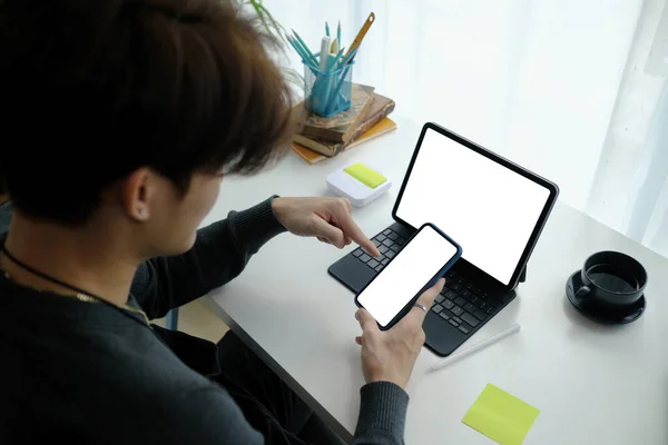 Junger Asiatischer Mann Sitzt Freiberuflich Seinem Arbeitsplatz Und Benutzt Handy — Stockfoto