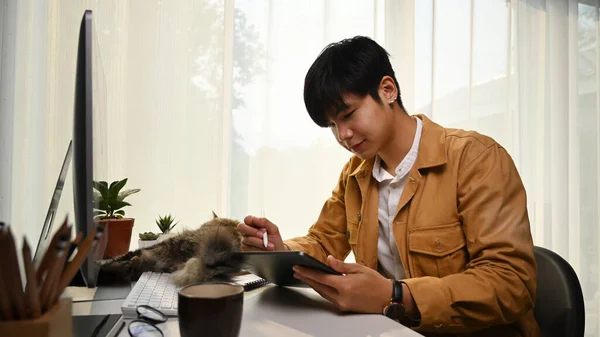 Gülümseyen Genç Tasarımcı Rahat Ofisinde Otururken Dijital Tablet Kullanıyor — Stok fotoğraf