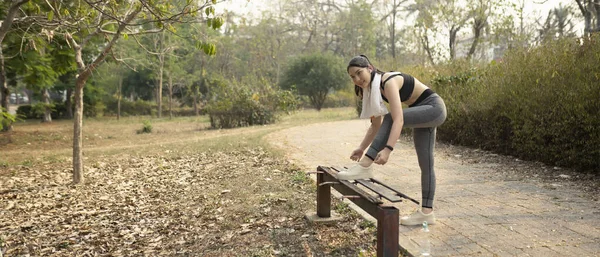 Genç Spor Ayakkabı Bağlayan Kadın Dışarıda Koşuya Hazırlanıyor — Stok fotoğraf