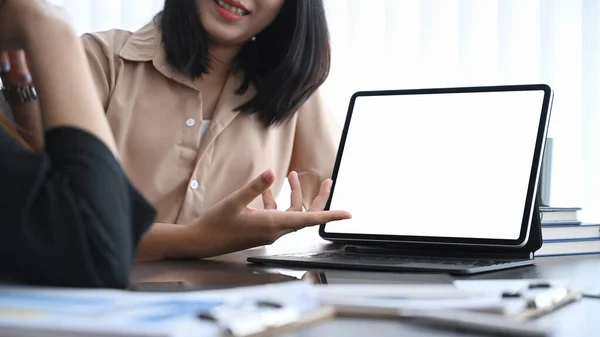 회의실에서 이야기를 나누면서 비즈니스 데이터를 디지털 태블릿으로 제공하는 사업가들의 사진이 — 스톡 사진