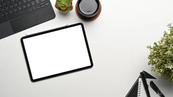 Dijital Tableti Kahve Fincanını Çiçeğini Defterini Beyaz Ofis Masasına Yapıştır — Stok fotoğraf