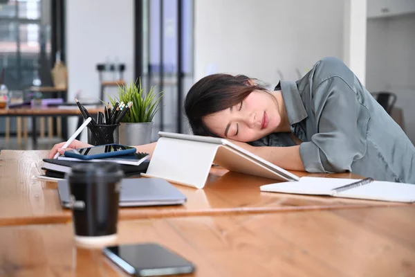 Κουρασμένη Νεαρή Υπάλληλος Γραφείου Που Κοιμάται Στο Γραφείο Της — Φωτογραφία Αρχείου