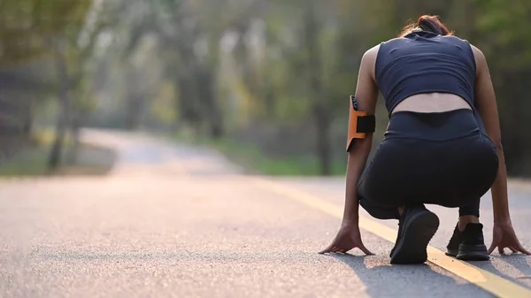 Parkta Gün Batımında Koşuya Hazırlanan Sportif Kadının Arka Görüntüsü — Stok fotoğraf