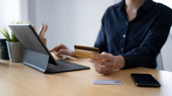 Jeune Femme Détenant Une Carte Crédit Des Services Bancaires Ligne — Photo