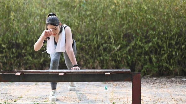 在公园锻炼后 身体疲惫的女性休息一下 — 图库照片