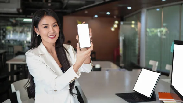 Fiduciosa Donna Affari Che Mostra Smartphone Con Schermo Vuoto Sorridente — Foto Stock