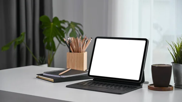 Άνετο Χώρο Εργασίας Tablet Υπολογιστή Σημειωματάριο Φλιτζάνι Καφέ Και Φυτό — Φωτογραφία Αρχείου