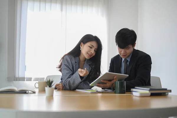 사업가가 디지탈 태블릿을 사용하고 사무실의 비즈니스 성장에 토론하고 있습니다 — 스톡 사진