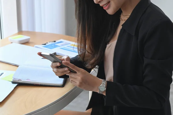 Tiro Cortado Mulher Negócios Sorrindo Usando Telefone Celular Sua Mesa — Fotografia de Stock