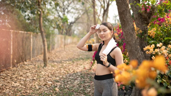 Mulher Asiática Saudável Limpando Suor Com Uma Toalha Após Exercícios — Fotografia de Stock