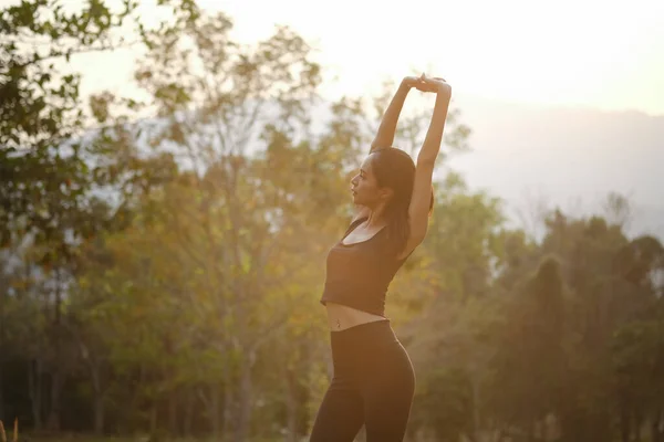 Tiro Jovem Mulher Alongando Parque Aquecendo Pôr Sol — Fotografia de Stock