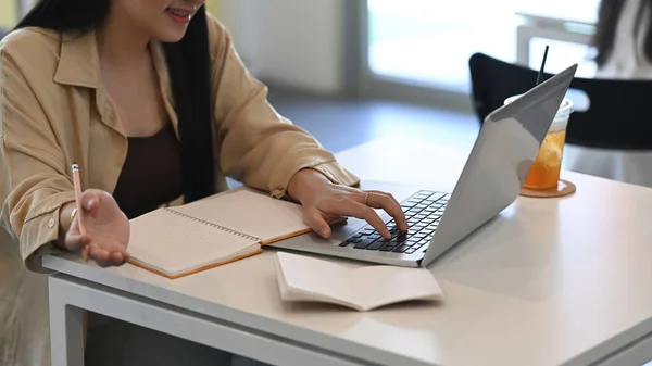 Обрізаний Знімок Молодої Жінки Фрілансер Сидить Кафе Працює Ноутбуком — стокове фото