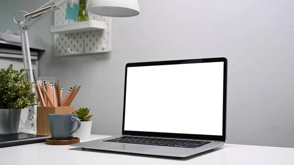 Υπολογιστής Laptop Λευκή Οθόνη Προμήθειες Γραφείου Λευκό Τραπέζι — Φωτογραφία Αρχείου