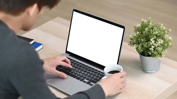 Junger Freiberufler Checkt Mail Laptop Und Trinkt Morgens Hause Kaffee — Stockfoto