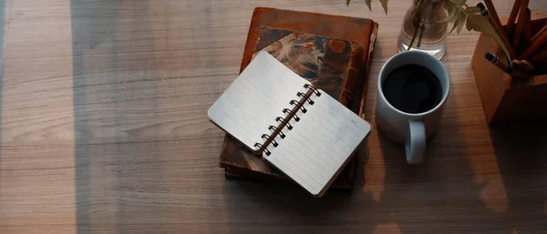 Imagen Horizontal Cuaderno Vacío Taza Café Planta Escritorio Oficina Madera — Foto de Stock