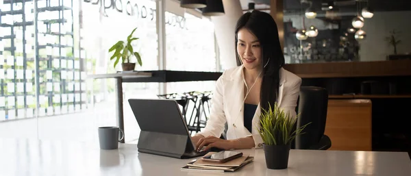 Foto Horizontal Una Mujer Negocios Sonriente Que Trabaja Con Una — Foto de Stock