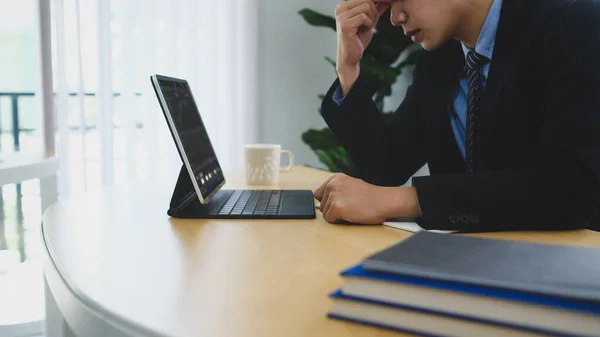 Frustrerad Affärsman Som Känner Sig Trött Från Jobbet Och Stressad — Stockfoto