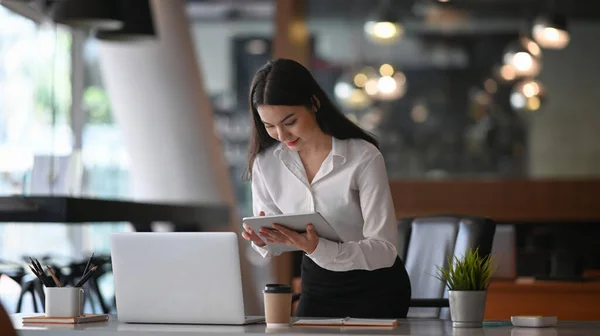 Ocupada Mujer Negocios Que Trabaja Con Ordenador Portátil Búsqueda Información — Foto de Stock