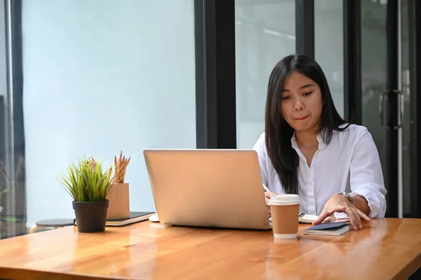 Joven Mujer Negocios Asiática Sentada Cerca Ventana Oficina Trabajando Con — Foto de Stock