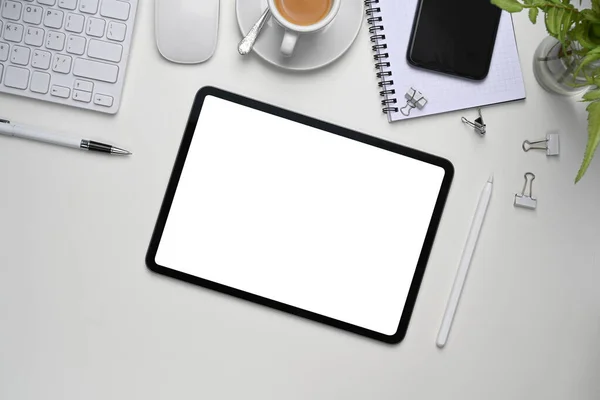 Dijital Tablet Akıllı Telefon Ofis Malzemeleriyle Beyaz Ofis Masasının Üst — Stok fotoğraf