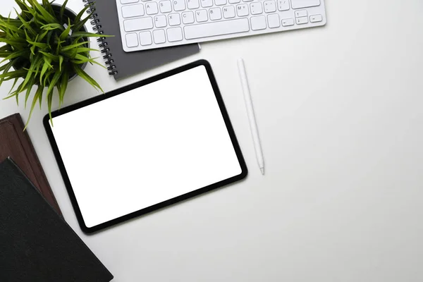디지털 태블릿 키보드 노트북 식물이 사무용 책상의 — 스톡 사진