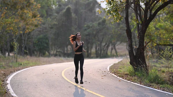 Frau Sportkleidung Joggt Oder Läuft Einem Sonnigen Sommerabend Freien — Stockfoto