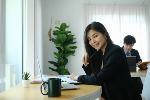 Ελκυστική Επιχειρηματίας Που Κάθεται Στο Γραφείο Και Χαμογελά Στην Κάμερα — Φωτογραφία Αρχείου
