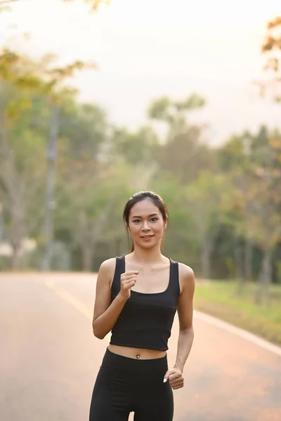Πορτρέτο Της Αθλητικής Νεαρής Γυναίκας Που Τρέχει Στο Πάρκο Στο — Φωτογραφία Αρχείου