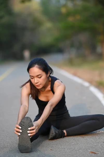 Retrato Mulher Fitness Esticando Pernas Preparando Para Correr Parque — Fotografia de Stock